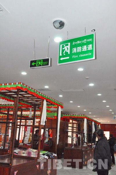 藏汉英三语显示的各种指示牌