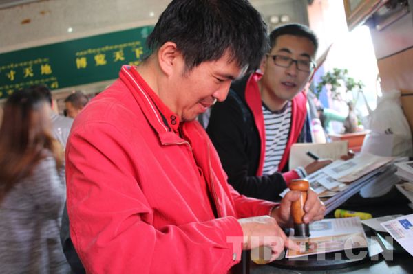 在《唐卡》相关邮品上盖好西藏邮戳并寄出,这对游客来说更有意义