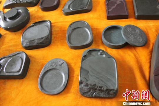 图为李海平创作的实用型洮砚。　徐雪 摄