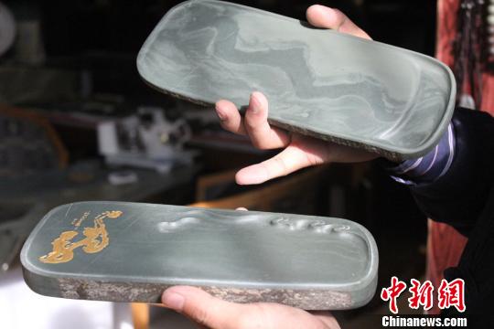 图为取材上乘的洮砚《中国龙》，因石材表面有形似龙的花纹而得名。　徐雪 摄