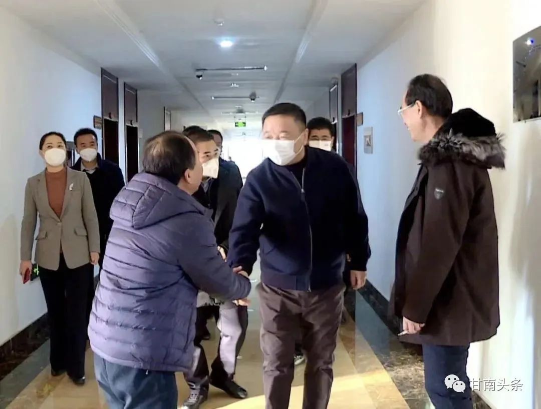 寒梅香里送春来 扬帆奋楫再出发 杨武一行看望慰问州政府行政中心干部职工